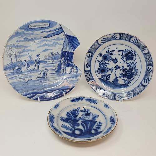 521 - A pair of Delft blue and white plates, 23 cm diameter, and six others (8)...