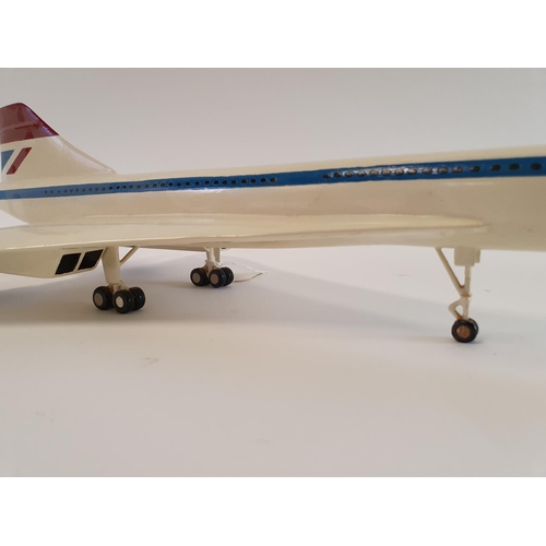 597 - A model of a Concorde, 63 cm wide