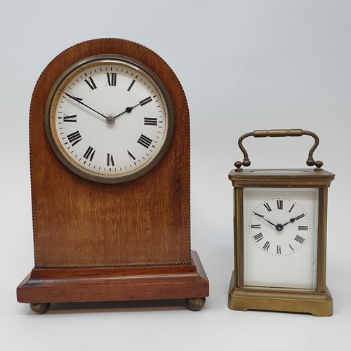 256 - An Edwardian mantel clock, in an inlaid mahogany case, 21.5 cm high, and a brass carriage clock (2)