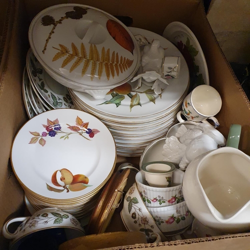 538 - A Royal Worcester part dinner service, and various other ceramics (2 boxes)...