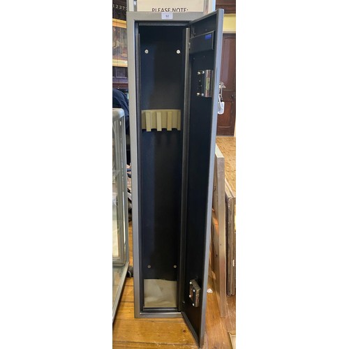 92 - A Brattonsound Engineering five gun cabinet, with keys, 131 cm high