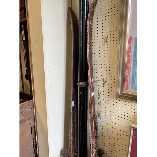 49 - A pair of collar paddles, a pair of early 20th century skiis and a pair of ski poles (6)