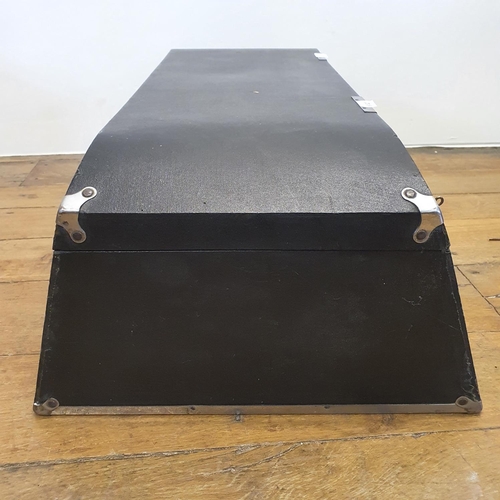 7 - A vintage car travelling trunk, with a key, 80 cm wide...