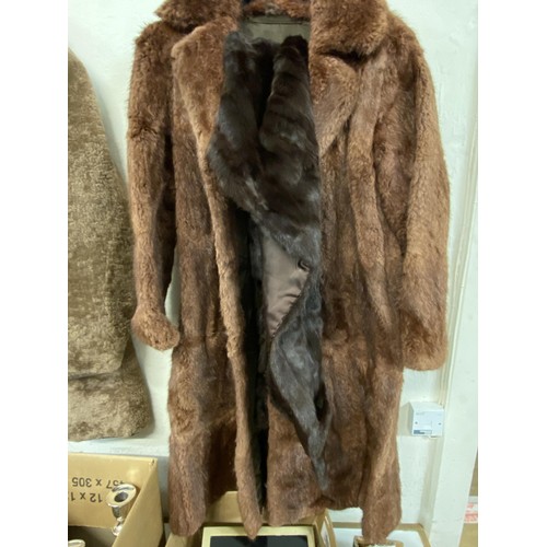 499 - A fur coat, a stole, and a sheepskin coat (3)