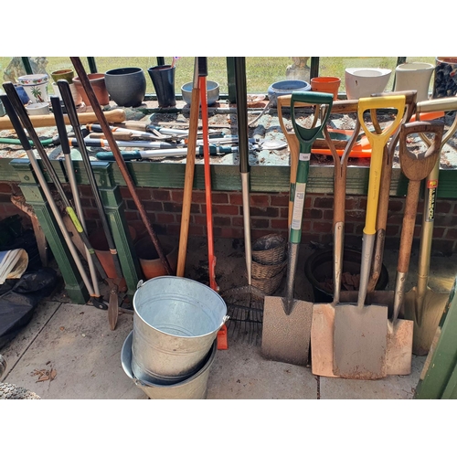 105 - Assorted garden tools and other items (loose items in the greenhouse and excluding the greenhouse po... 