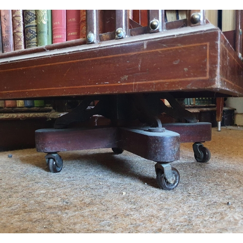 193 - A revolving bookcase, veneered in walnut, 50 cm wide