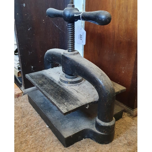 207 - A late Victorian cast metal book press, 41 cm wide