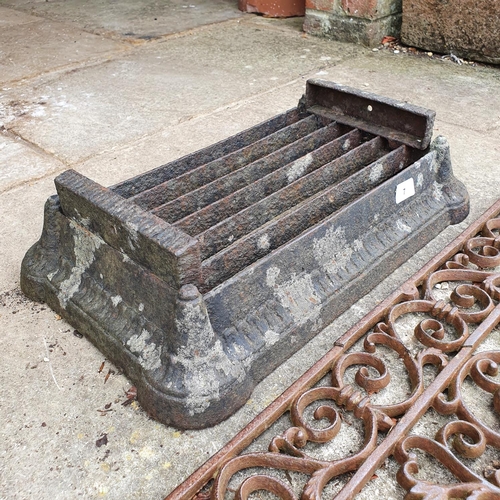 7 - A late 19th century cast iron boot scraper, 50 cm wide, and a similar iron grate, 71 cm wide (2)...