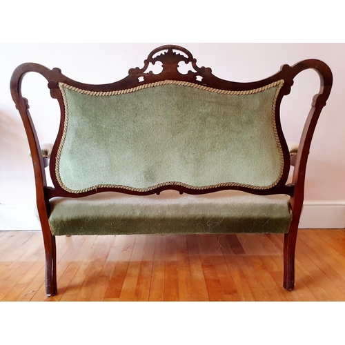 354 - An Edwardian mahogany two seater settee, on cabriole front legs, 128 cm wide