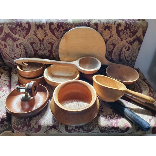 443 - Assorted treen bowls and other treen (qty)