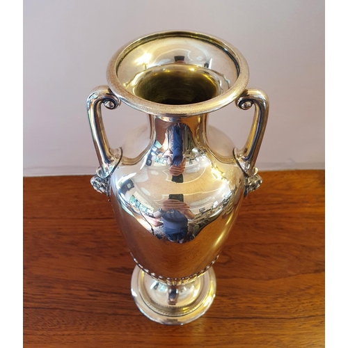 465 - A silver vase, of slightly ovoid form, with a reeded lower body, London 1905, 18.3 ozt, 24 cm high