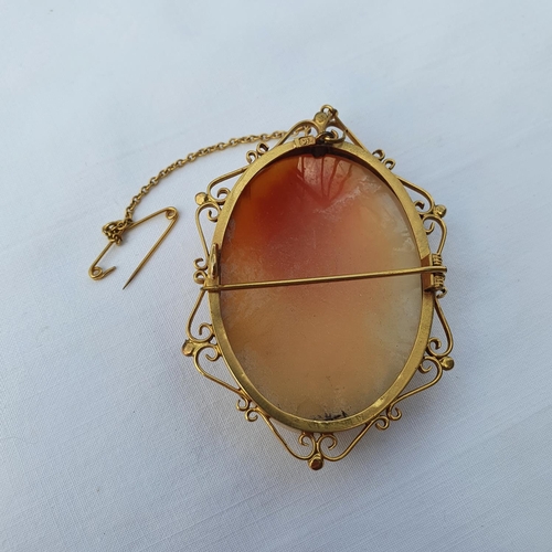 520 - An oval carved cameo brooch, in a 9ct gold setting