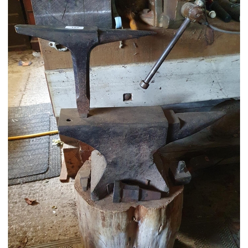 123 - An anvil, 46 cm wide, with a smaller detachable anvil on the top