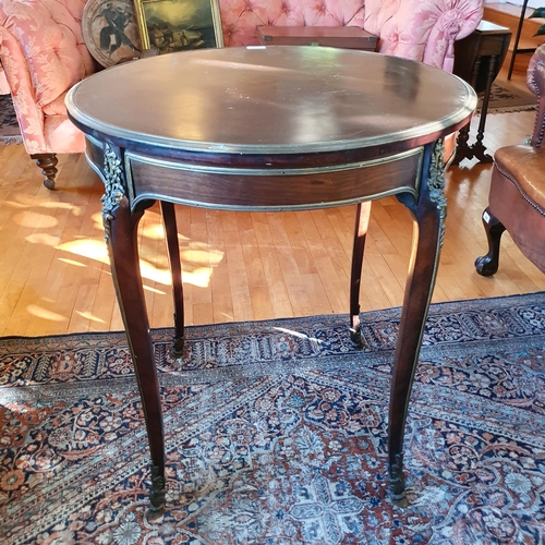 490 - A Louis XVI style circular occasional table, with gilt metal mounts, on slender cabriole legs, 70 cm... 