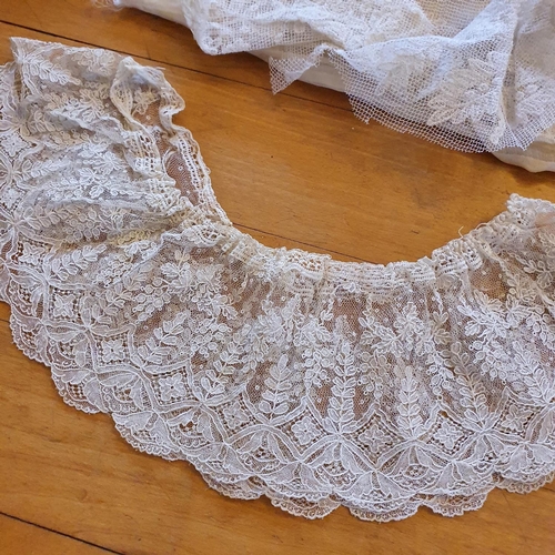 511 - Assorted lace and other textiles (box)