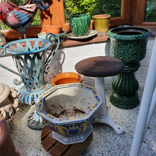 532 - Assorted garden pots, a painted metal cockerel and other items