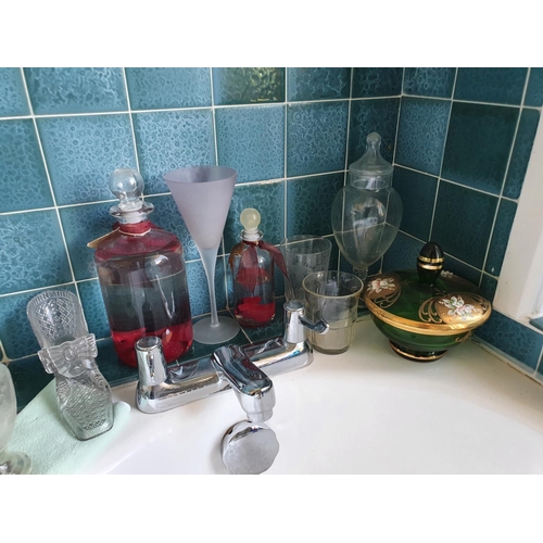 580 - The Bathroom.
The loose contents including assorted glass, a pair of composition lions and sundries