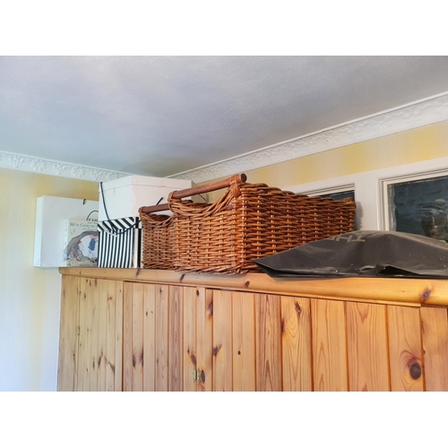 601 - The remaining loose contents of bedroom 3, including books, a single bed, wicker baskets, ceramics, ... 