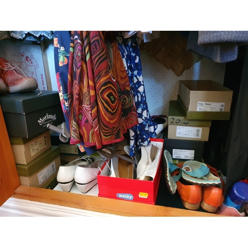 601 - The remaining loose contents of bedroom 3, including books, a single bed, wicker baskets, ceramics, ... 