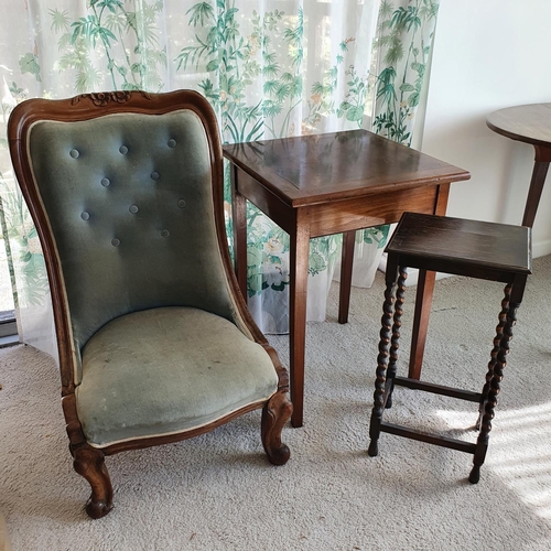 627 - A George III oval mahogany Pembroke table, 103 cm wide, two tables and three chairs (6)