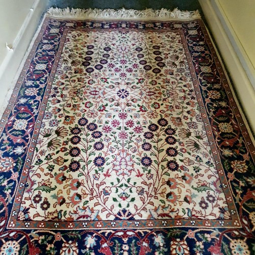 650 - A small Persian rug, with a floral design, 127 x 87 cm