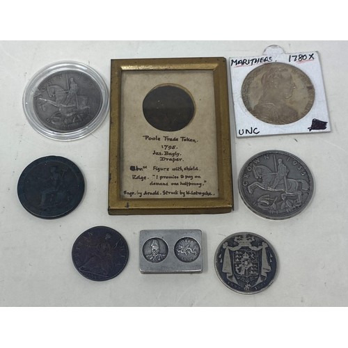 83 - Two crowns, 1935, other coins and a small group of tokens (qty)