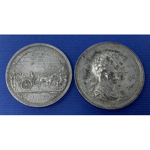 85 - An 18th century French Revolution execution medal, King Louis XVI and Marie Antoinette, and another ... 