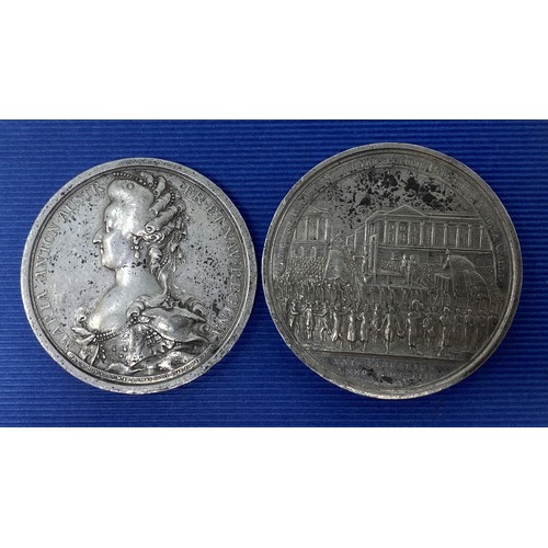 85 - An 18th century French Revolution execution medal, King Louis XVI and Marie Antoinette, and another ... 