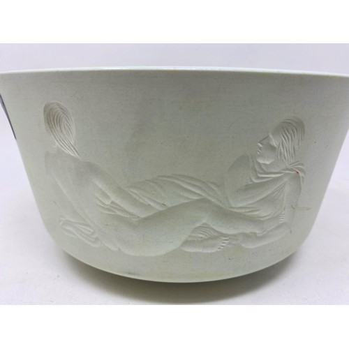 567 - A KPM porcelain bowl, decorated figures, 20 cm wide