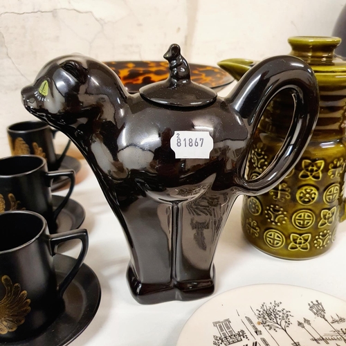 580 - A Portmeirion pottery coffee set, in the Phoenix pattern, a novelty teapot in the form of a cat, a c... 