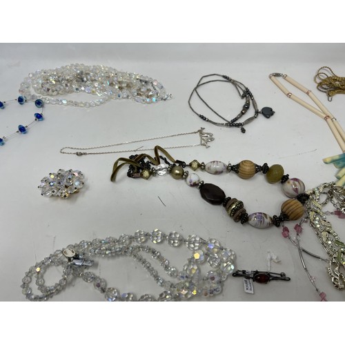 647 - Assorted costume jewellery (box)