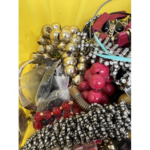 650 - Assorted costume jewellery (qty)