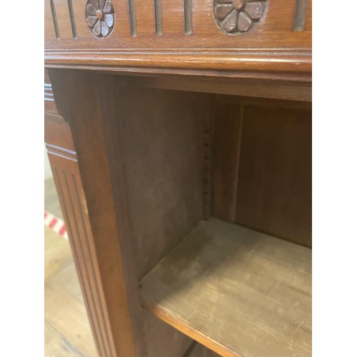 737 - A mahogany bookcase, with two adjustable shelves, 117 cm high x 140 cm wide