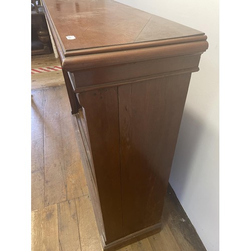 737 - A mahogany bookcase, with two adjustable shelves, 117 cm high x 140 cm wide