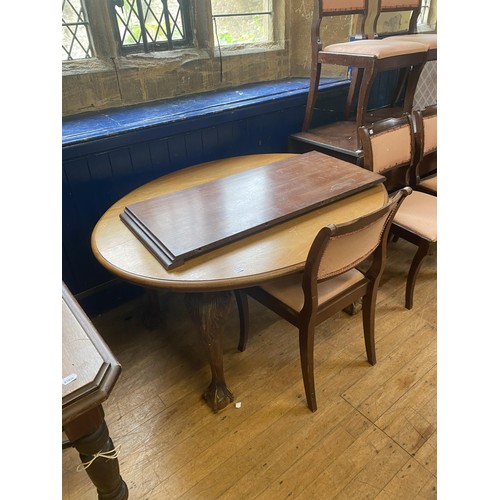 809 - A mahogany extending dining table, 143 cm wide, an oak gateleg table, an oval dining table, a Pembro... 