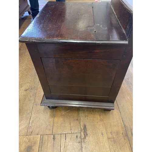 833 - An oak box seat, with a raised open back, 109 cm high x 60 cm wide