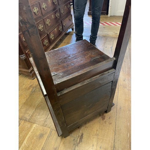 833 - An oak box seat, with a raised open back, 109 cm high x 60 cm wide