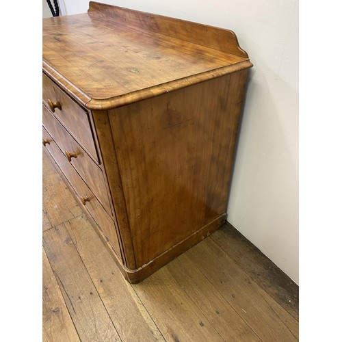 625 - A mahogany chest, having two short and two long drawers, 137 cm wide, an oak table, 65 cm diameter, ... 