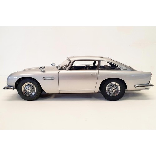 90A - A finely detailed 1:8 scale model of the James Bond 'Goldfinger' Aston Martin DB5 by Eaglemoss, kit-... 