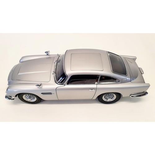 90A - A finely detailed 1:8 scale model of the James Bond 'Goldfinger' Aston Martin DB5 by Eaglemoss, kit-... 