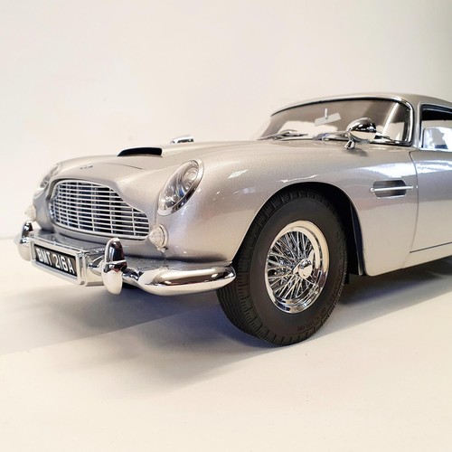 90A - A finely detailed 1:8 scale model of the James Bond 'Goldfinger' Aston Martin DB5 by Eaglemoss, kit-... 