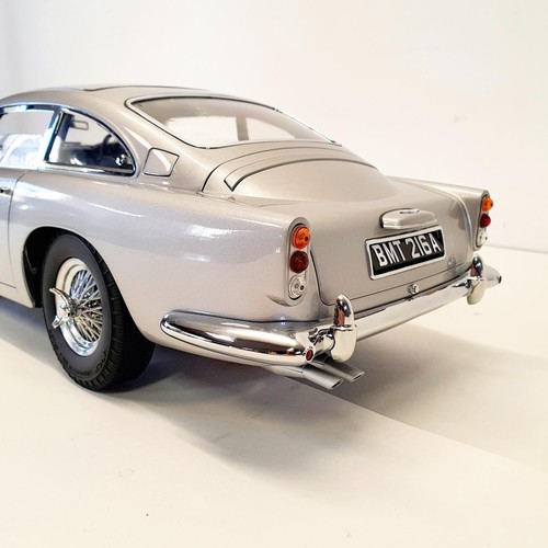 90A - A finely detailed 1:8 scale model of the James Bond 'Goldfinger' Aston Martin DB5 by Eaglemoss, kit-... 