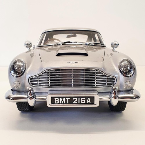 90A - A finely detailed 1:8 scale model of the James Bond 'Goldfinger' Aston Martin DB5 by Eaglemoss, kit-... 