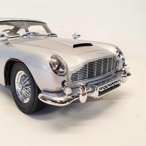 90A - A finely detailed 1:8 scale model of the James Bond 'Goldfinger' Aston Martin DB5 by Eaglemoss, kit-... 