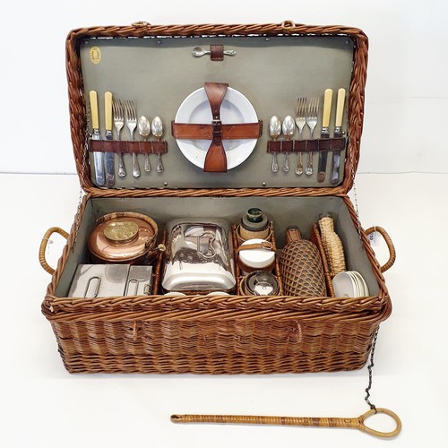 150 - A G.W. Scott and Sons c. 1909 large beautifully laid out four person wicker suitcased drinking and s... 