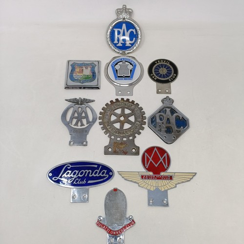 117 - A Lagonda Club car badge, an Aston Martin car badge, and assorted other car badges (box)