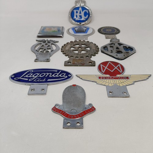 117 - A Lagonda Club car badge, an Aston Martin car badge, and assorted other car badges (box)