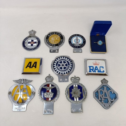 118 - An RAC car badge, an AA car badge, assorted other car badges (box)