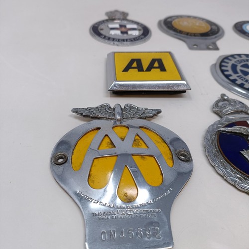 118 - An RAC car badge, an AA car badge, assorted other car badges (box)