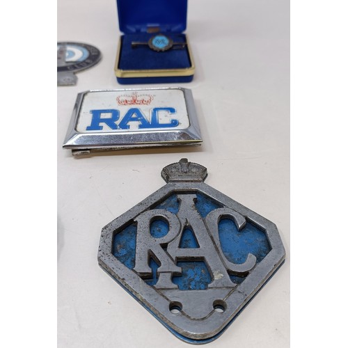 118 - An RAC car badge, an AA car badge, assorted other car badges (box)